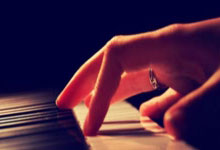 欧博官网:鲁梅尼格:高层每天都在为球员涨薪而忙碌,这不应该是足球的未来.